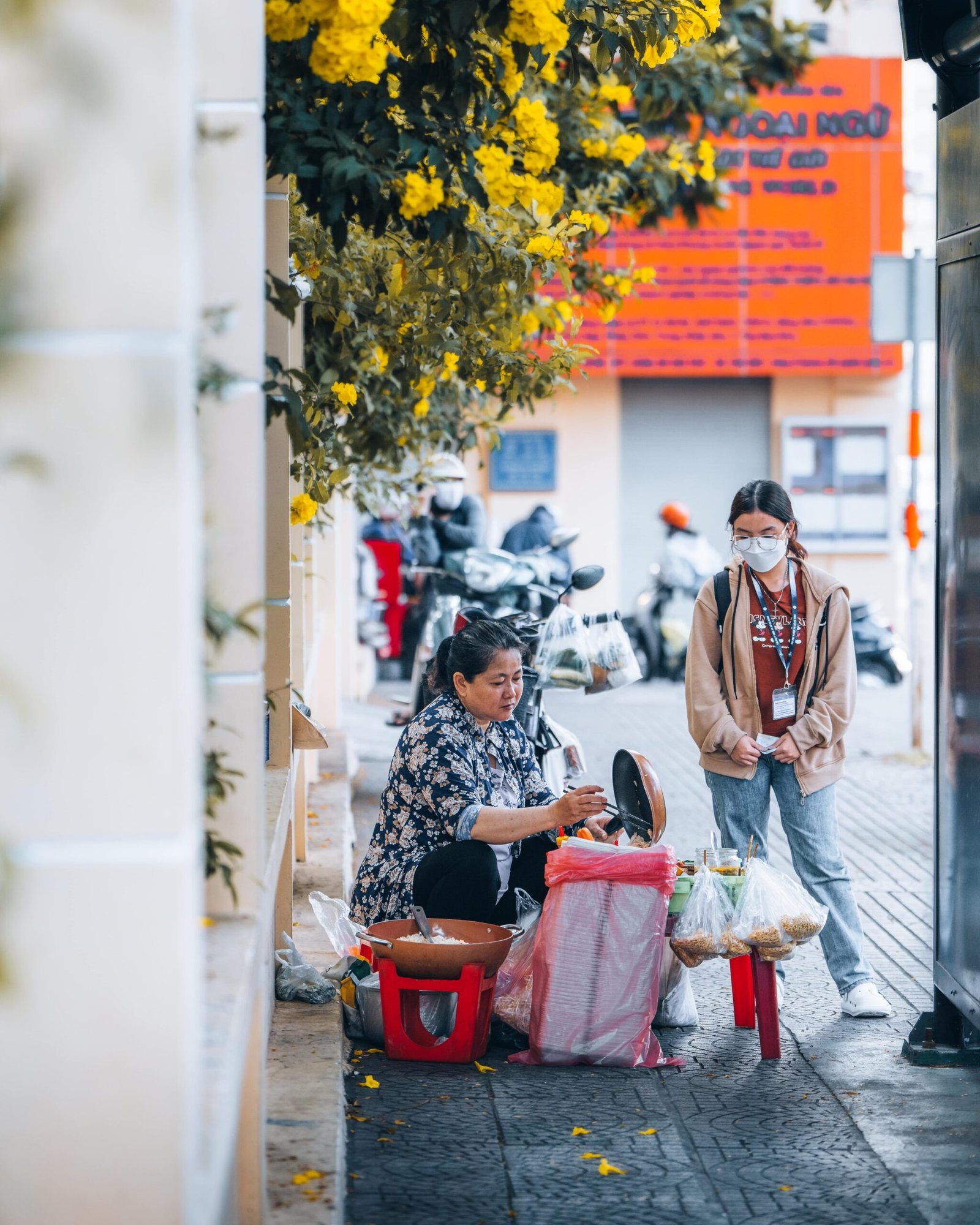 Photo of a women selling street food in Ho Chi Minh City