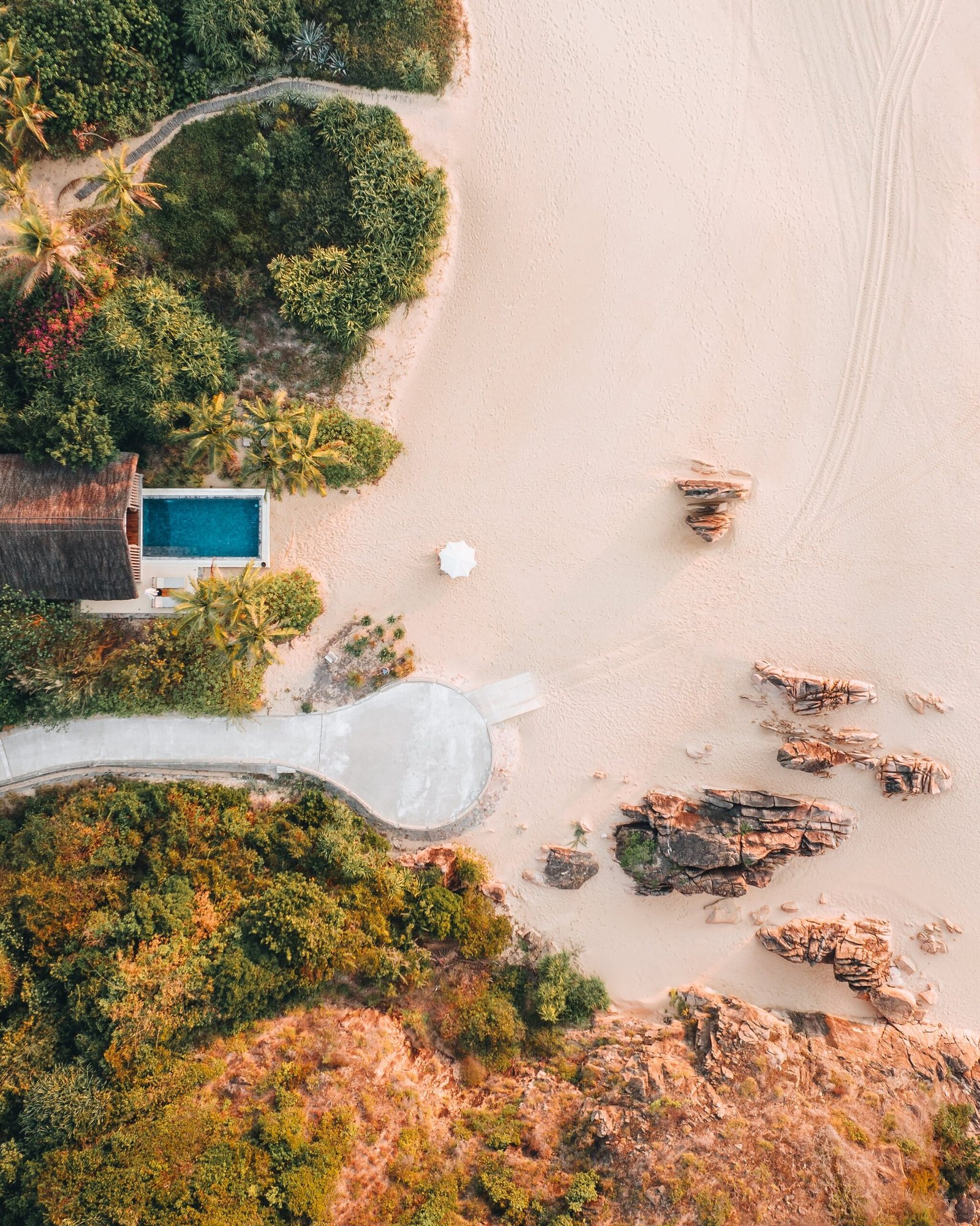 Top-down drone shot of a beach villa at Zannier Bai San Ho